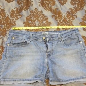 Signature by Levi Strauss. Modern fit jean shorts.